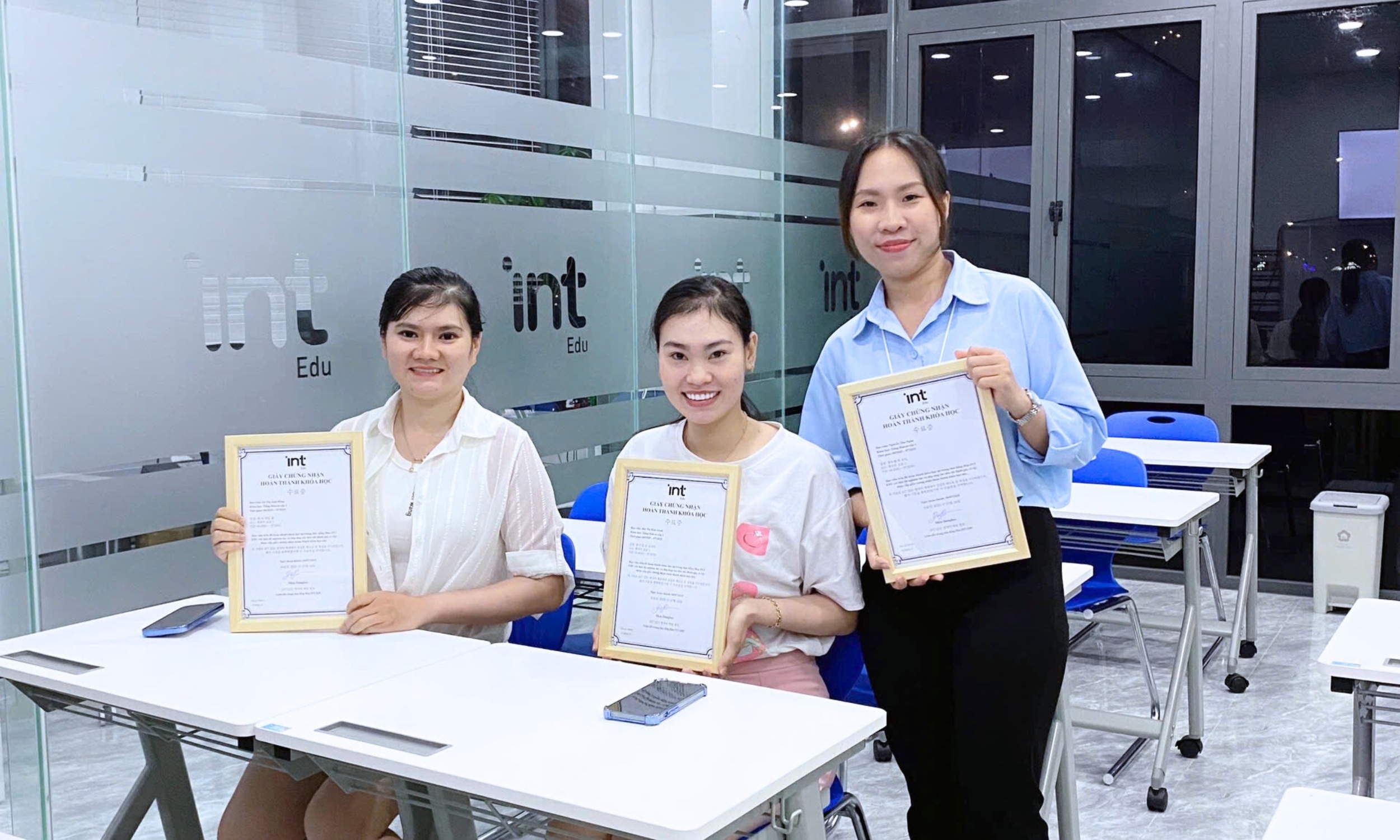 Giảng viên tiếng Hàn của trung tâm INT trong giờ lên lớp